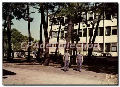 Dois homens diante de um prédio — Centro de Formação Marítima de Hourtin — editor 'Elec' e n°50