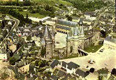 Vitré (Ille-et-Vilaine) — château XIVe et XVe siècles — Éditions « La Cigogne »