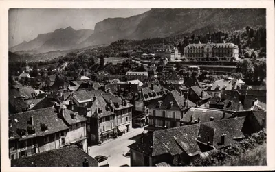 Saint-Laurent-du-Pont — vista panorâmica com montanha e castelo — Les Éditions du Céillard, Lyon