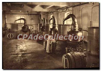 Distillerie de la Grande-Charteuse à Voiron — Les Frères Chartreux procédant à la fabrication des liqueurs — Éditée par les B's Comités, Mâcon