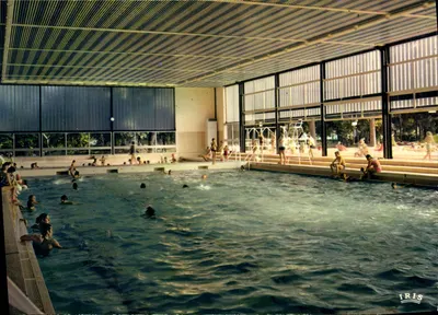 Montbrison (Loire) — Interior da piscina — LUMICAP