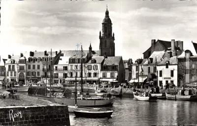 Porto de La Baule — vista do cais e da igreja — editor F. Clapcœur