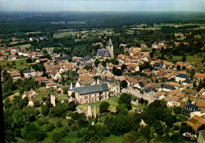 Assier (Lot) — Vista geral aérea com o castelo em primeiro plano — Düssel