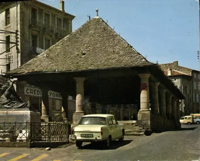 A Halle e o Monumento aos Mortos — Lancogne (Lozère) — Société des Cartes Postales AFA-POUX