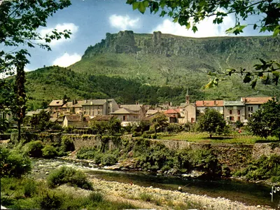 Florac-Entrée das Gorges do Tarn — vista do vilarejo e da montanha — editor E.K.B. n°8928