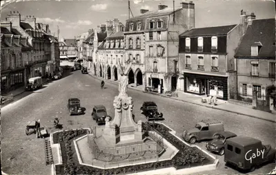 Carentan — Praça da República e o Monumento aos Mortos — Edições Gaby