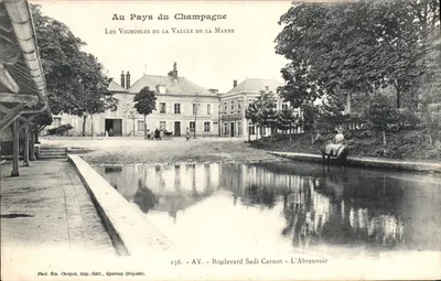 Os Vignobles da Vale da Marne — Boplevard Sadi Carnot — O Abreuvoir — Editor: Fot. Ém. Choque, Imp. Édité, Épernay (Depositado).