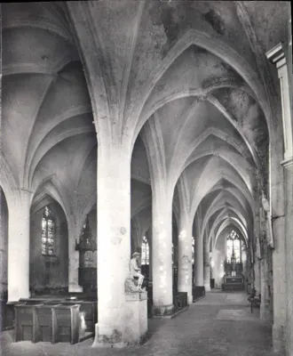 Interior de uma igreja gótica — vista das abóbadas e colunas — Carte postale CPAdecollection