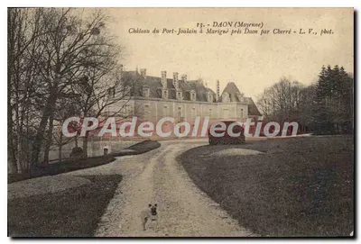 Castelo do Port-Joulain em Marigné perto de Daon (Mayenne) — vista do castelo com um caminho e um cão — editor L. V. pbot.