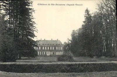 Castelo de Ste-Suzanne (fachada Oeste) — vista do castelo cercado de pinheiros — editor não identificado