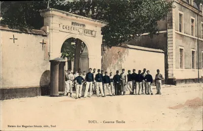 Toul - Caserne Teulie — soldats devant l'entrée — Maison des Magasins Réunis, édit., Toul