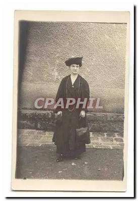 Femme en tenue de graduation — n° de série non visible
