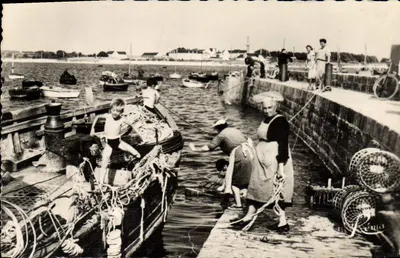 Porto de Lomener (Morbihan) — pescadores e crianças no cais — editor RÉMA, n° 616
