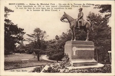 Mont-Cassel — Estátua do Marechal Foch — Um canto da Terrasse do Castelo