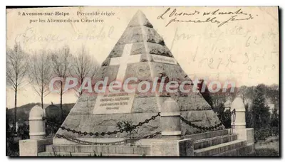 Avesnes-sur-Helpe — Pirâmide erguida pelos Alemães no Cemitério — editor desconhecido, número de série não visível