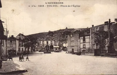 Volvic - Place de l'Église — L'Auvergne, éditeur J. Goulettingens, n° 30