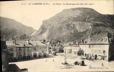 Laruns (B.P.) — A Praça — A Montanha do Pan (alt. 1000m) — Carrache, editor — Pau