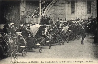 Lourdes'ta Beyaz Tren — Büyük Hastaların Bazilyonun Önünde — ND Fot.