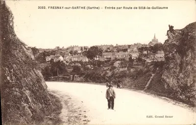 Fresnay-sur-Sarthe (Sarthe) — Entrada pela Estrada de Sillé-le-Guillaume — Edit. Grand Bazar