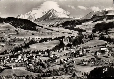 Megève (Hte-Navoie - Alt. 1113 m.) — Vue générale et le Mont Blanc — Cité des Arts, rue Laëllier, Megève