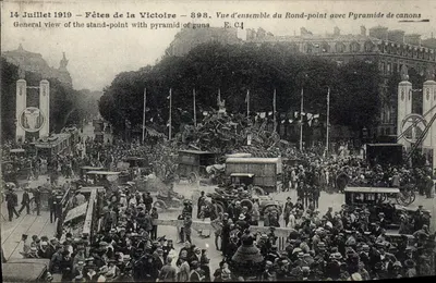 Fêtes de la Victoire — 14 Juillet 1919 — Vue d'ensemble du Rond-point avec Pyramide de canons — E.C. — N°898