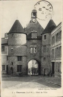 Tournan — Hotel de Ville com torres e relógio — Galand, livraria, Tournan