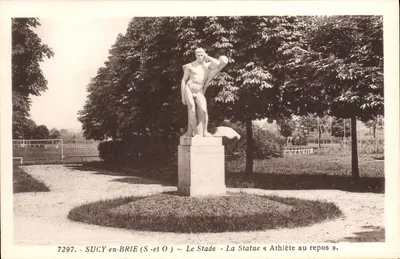 SUCY-en-BRIE (S-et O) — O Estádio — A Estátua « Atleta em repouso »