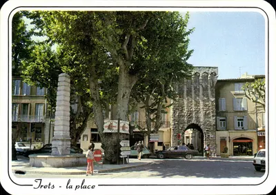 Trets - a praça — monumento central e arco — editor Sociedade de Agências e de Difusão