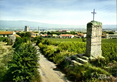 A Cigogne — Vista do vilarejo com calvário — Editions La Cigogne