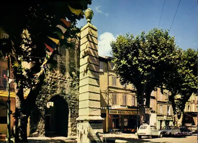 Portal de Pourrières — Trets (13) — Edições 'La Cigogne' Hachette