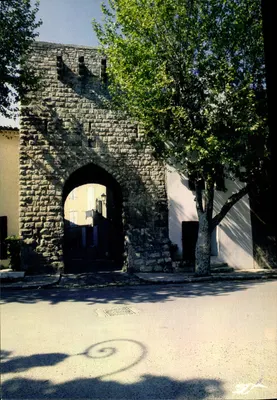 Trets (B.-du-R.) — O portal de São João (séculos XII-XIII) — Photo Stian Mironi