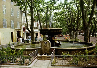 Rousset-sur-Arc — Fonte dos 3 Duques e praça Paul Borde — Éditions Méridionales