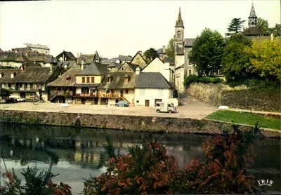 Argentat (Corrèze) — Velhas casas às margens do rio — IRIS, n°57