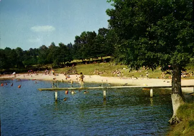 Chamboulive (Corrèze) — A praia à beira do Lago — edições cap-théojac
