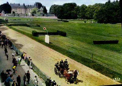 Pompadour (Corrèze) — Volta de starter puxada por dois cavalos bretones, éguas no haras de Pompadour. No fundo, o castelo (séculos XV a XVI) — Edições Modernea & Théolac