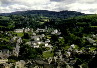 Treignac — Férias na Corrèze — O liceu - O hospício - A sala dos esportes — Edições CAP-THEOJAC