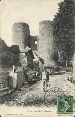 Tours de CROCQ (Creuse) — vista das torres redondas e de um homem caminhando — A. de Nussac, editor, Guéret, n°33