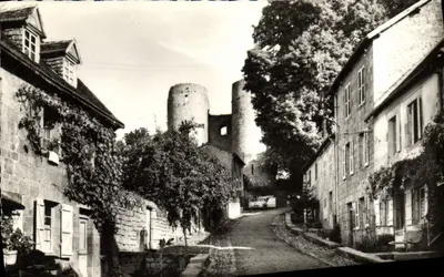 Crocq (Creuse) — A rua da Igreja e as Torres do Século XI — Combier (S. MACON)
