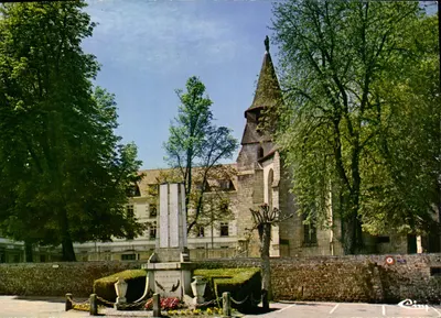 Felletin (Creuse) — Monumento aos mortos e igreja — Ciny