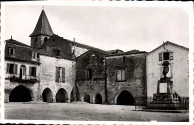 Monpazier (Dordogne) — Praça central com torre sineira, igreja do século XII — Photo-édi. Campergou
