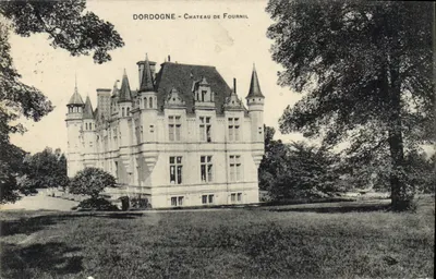 Dordogne - Castelo de Fournil — vista do castelo com telhados de ardósia e torres — editor não identificado