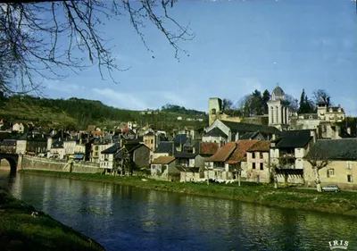 Montignac (Dordogne) — Casas às margens da Vézère — IRIS