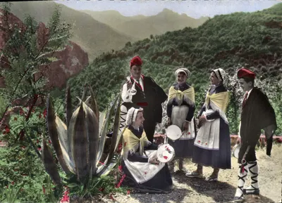 Catalans - Catalanes - Groupe de danseurs — Folklore Catalan — Éditions SL. Lyon