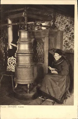Filsace-Berstett, Elsass — velha mulher lendo perto de uma grande caldeira — Revue Alsacienne, Strasbourg