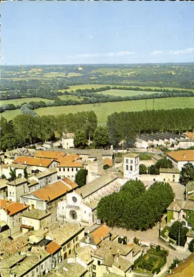 Belleville-sur-Saône — vista aérea da igreja e do vilarejo — Edições Sainte-Naturelles