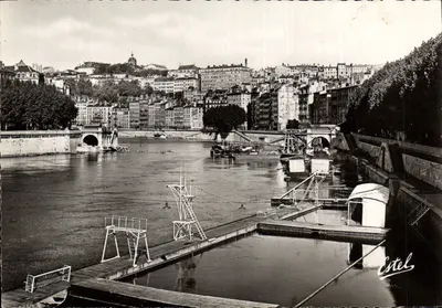 Lyons — Vista tirada a jusante da primeira curva da Saône entre o bairro de Fourvière e, à direita, o de Croix-Rousse — Estel