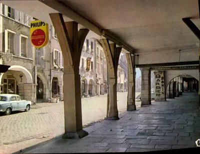 Place du Portail — Visão do passagem coberta com placas Philips e Livraria das Famílias — Impressor Macon