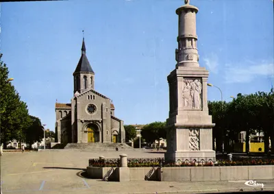 Montceau-les-Mines — Place du marché avec monument aux morts (1914-1918) — Éditions et Impressions Combier / Mâcon