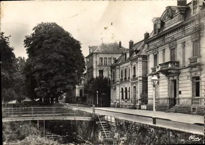 Charolles (S.-et-L.) — Caixa de Poupança e estrada de La Clayette — Comlier Imp. Déaon