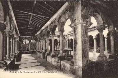 Abbaye de Roseland — korytarz z zakręconymi kolumnami — Wydawnictwo Gilletta, Nice